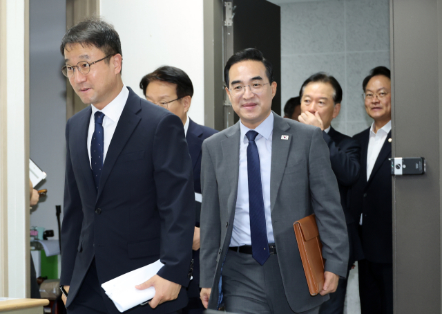 더불어민주당 한병도 원내대표와 박홍근 기획예산처 장관이 25일 국회 의원회관에서 열린 2027년 예산안 당정 협의에 입장하고 있다. 연합뉴스