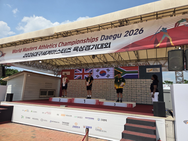 창던지기 남자 40세 이상 부문 우승자 박재명 씨가 시상식에서 1위 자리에 올랐다. 대구시·2026대구세계마스터즈육상대회 조직위원회 제공