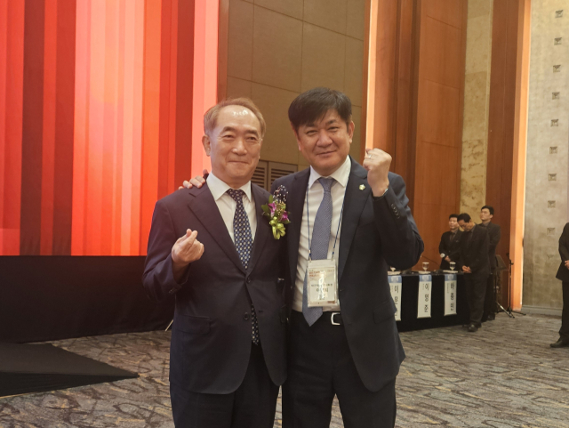 지난 24일 제57회 한국법률문화상을 수상한 이진동(왼쪽) 변호사가 이병희 대구지방변호사회 회장과 기념 촬영을 하고 있다. 대구지방변호사회 제공