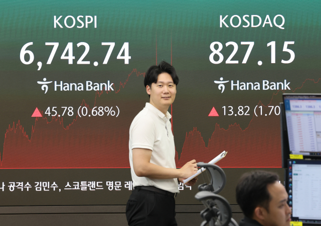 25일 서울 중구 하나은행 딜링룸 전광판에 코스피, 코스닥 지수 종가가 표시돼 있다. 이날 코스피는 전날보다 45.78포인트 오른 6,742.74로 장을 마쳤다. 연합뉴스