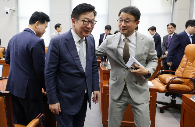 더불어민주당 한병도 원내대표와 국민의힘 정점식 원내대표가 24일 국회에서 정회된 운영위원회 전체회의에서 나란히 이석하고 있다. 연합뉴스