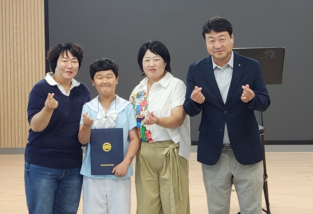 지난 24일 봉화군학교운영위원회장협의회(회장 김공부)가 국제합창대회에서 괄목할 성과를 거둔 봉꽃송이 청소년합창단을 격려하기 위해 장학금 100만원을 기탁했다. 봉화교육지원청 제공