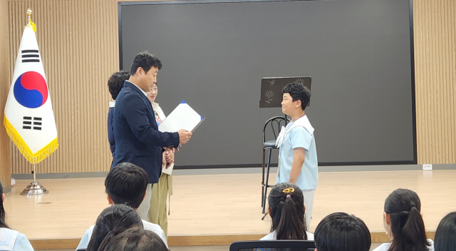지난 24일 봉화군학교운영위원회장협의회(회장 김공부)가 국제합창대회에서 괄목할 성과를 거둔 봉꽃송이 청소년합창단을 격려하기 위해 장학금 100만원을 기탁했다. 봉화교육지원청 제공