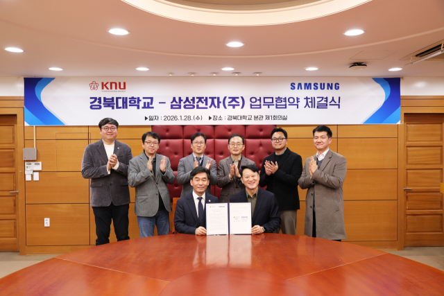지난 1월 28일 경북대학교 본관 제1회의실에서 허영우 경북대 총장(사진 앞줄 왼쪽)과 류일곤 삼성전자 구미사업장 구미지원센터장(사진 앞줄 오른쪽)이 학석사통합과정인 모바일AI공학전공 계약학과 설립 추진을 위한 업무협약을 체결하고 기념 사진을 촬영하고 있다. 경북대 제공