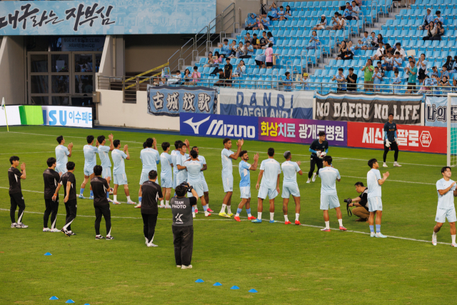 대구FC와 부산아이파크와의 경기가 있었던 지난 22일 경기 전 대구 선수들이 몸을 풀고 있는 가운데 군데군데 잔디가 패여 있다. 이화섭 기자