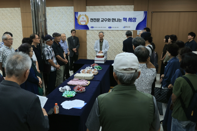 지난 20일 오후 대구 수성구 용학도서관에서 전진문 전 대구가톨릭대 교수의 독서 강좌 600회를 기념하는 행사가 열리고 있다. 김도훈 기자