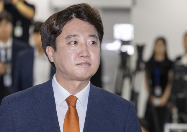 개혁신당 대표인 이준석 의원이 26일 국회 소통관에서 대표직 사퇴를 발표하기 위해 회견장에 들어서고 있다. 연합뉴스