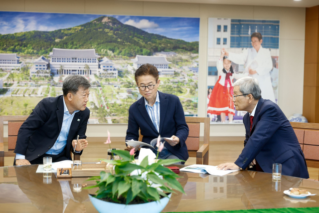 25일 경북 울릉군 남한권 군수와 울릉군의회 이철우 의장은 경북도를 방문해 현안사업의 원활한 추진과 도비 확보를 위해 지원을 요청했다. 울릉군 제공
