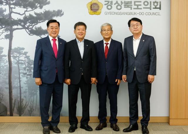 25일 경북 울릉군 남한권 군수, 이철우 의장, 정윤태 도의원은 경북도의회를 방문해 김희수 도의장을 만나 현안사업의 원활한 추진과 도비 확보를 위해 지원을 요청했다. 울릉군 제공