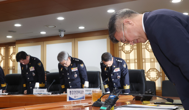 윤호중 행정안전부 장관이 26일 서울 종로구 정부서울청사에서 열린 경찰 지휘부 회의에서 제주 실종 허위종결 사건과 관련해 유재성 경찰청장 직무대행, 홍석기 국가수사본부장 등 참석자들과 대국민 사과를 하고 있다. 연합뉴스