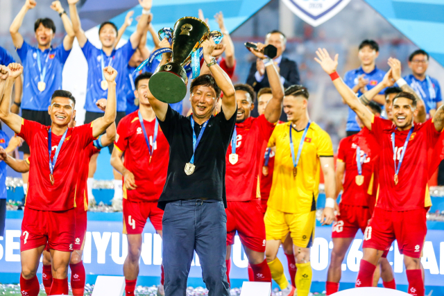아세안 현대컵 우승 트로피를 들어올리는 김상식 베트남 축구 국가대표팀 감독. EPA연합뉴스