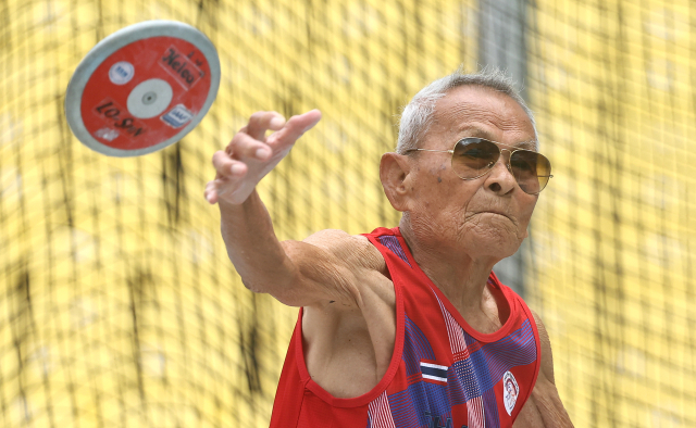 2026 대구세계마스터즈육상경기대회 최고령 참가자인 106세 태국인 사왕 잔프람(Sawang Janpram) 씨가 27일 대구스타디움에서 1kg 원반던지기 남자 105세 부문에 단독 출전해 원반을 던지고 있다. 연합뉴스