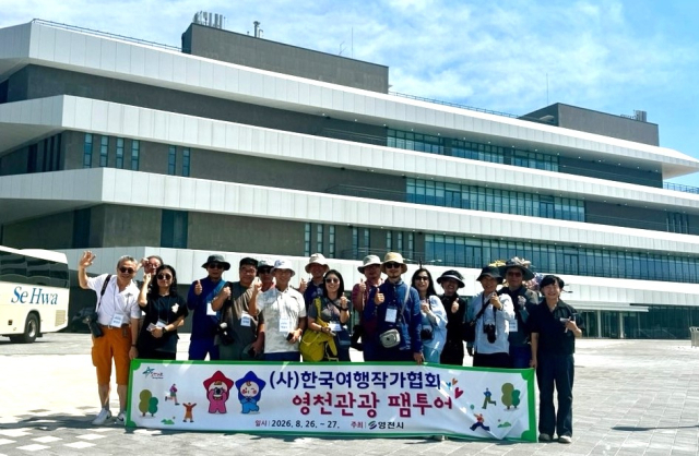 한국여행작가협회 소속 여행 작가들이 렛츠런파크 영천을 방문해 기념촬영을 하고 있다. 영천시 제공