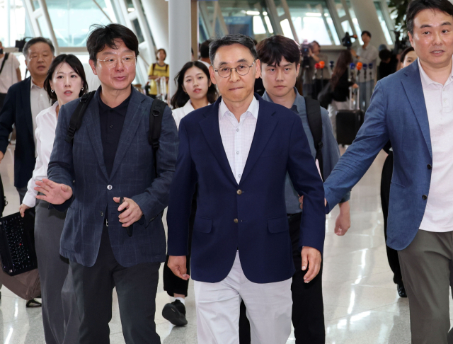 정연인 두산에너빌리티 대표이사가 27일 인천국제공항에서 출국장으로 향하고 있다. 네팔 수력발전소 건설 현장을 덮친 대규모 홍수로 한국남동발전과 두산에너빌리티 관련 한국인 9명이 실종된 가운데 한국남동발전과 두산에너빌리티는 비상대책본부를 꾸리고 이날 긴급대응반을 급파했다. 연합뉴스