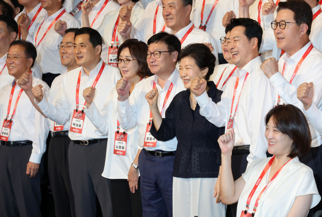 27일 경기도 고양시 장항동 소노캄 고양에서 열린 2026 국민의힘 국회의원 연찬회에서 박근혜 전 대통령과 장동혁 대표를 비롯한 참석 의원들이 기념 촬영을 하고 있다. 연합뉴스