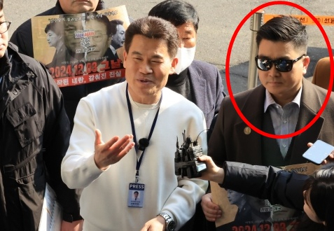 전한길 옆 '찰싹' 선글라스男 징역 12년 선고?…누군가 봤더니 