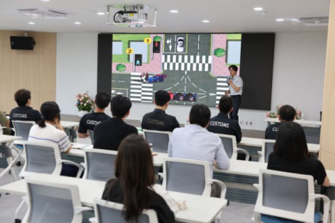화물차 오가는 항만 현장…부산세관 안전운전 교육