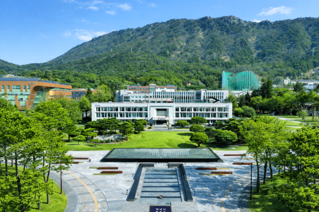 국립창원대 대학본부 전경.