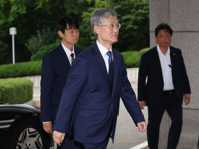 조희대 대법원장이 28일 서울 서초동 대법원으로 출근하고 있다. 연합뉴스