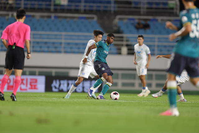 프로축구 K리그2 대구FC 류재문이 28일 열린 안산그리너스FC와의 경기에서 안산의 리마의 드리블을 막고 있다. K리그 제공
