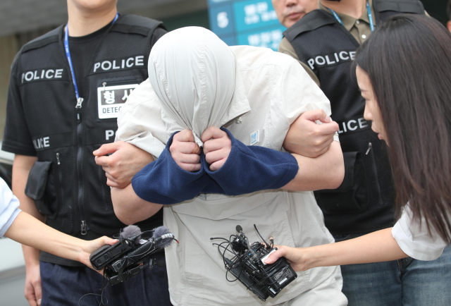 경산 中유학생 살해피의자가 27일 오전 영장실질심사를 받은 뒤 대구지방법원을 떠나고 있다. 연합뉴스