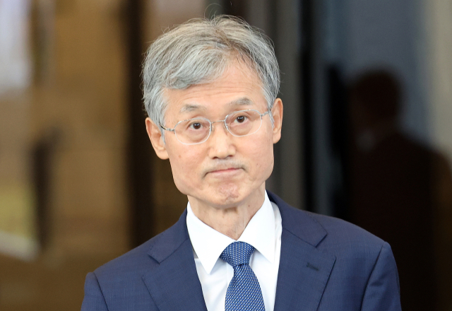 조희대 대법원장이 28일 서울 서초구 대법원을 나서고 있다. 조 대법원장은 이날 오후 6시 11분께 서울 서초구 대법원 청사 퇴근길에 취재진과 만나 
