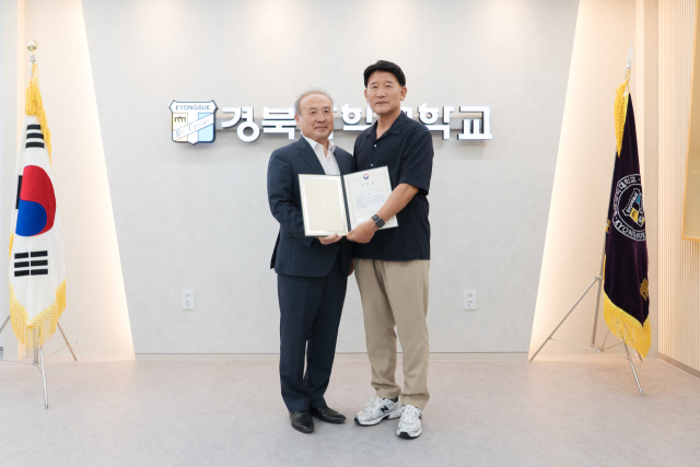 경북과학대학교 도서관 구종우 팀장(사진 오른쪽).