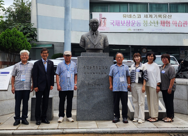 정흥표(왼쪽 두번째) 대구경북흥사단 대표와 타 지역 흥사단 단원들이 대구경북흥사단 회관 앞에 건립된 우강 송종익 선생 흉상 앞에서 기념촬영을 하고 있다. 대구경북흥사단 제공