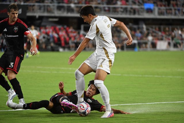 LAFC의 손흥민이 30일 미국 워싱턴DC에서 열린 2026 MLS 23라운드 경기 도중 DC 유나이티드의 노노 기미토와 공을 다투고 있다. 연합뉴스