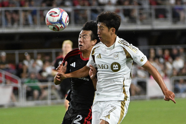 LAFC의 손흥민이 30일 미국 워싱턴DC에서 열린 2026 MLS 23라운드 경기 도중 DC 유나이티드의 노노 기미토와 공을 다투고 있다. 연합뉴스