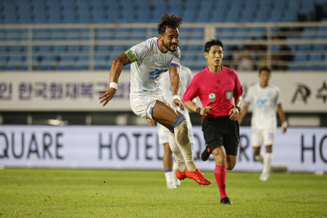 프로축구 K리그2 대구FC의 세징야가 지난 28일 안산그리너스FC와의 원정 경기에서 슛을 시도하고 있다. 대구FC 제공