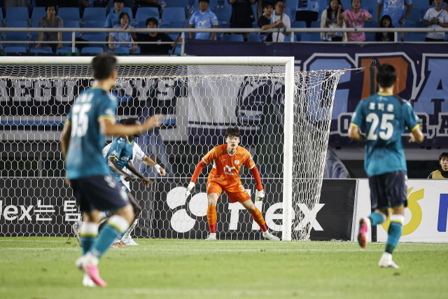 프로축구 K리그2 대구FC의 골키퍼 한태희가 28일 안산그리너스FC와의 경기에서 안산 선수들의 슈팅을 막고 있다. 대구FC 제공