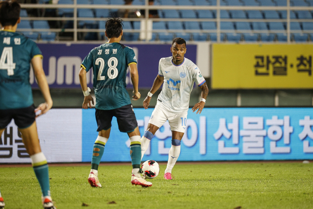 프로축구 K리그2 대구FC의 세라핌이 28일 안산그리너스FC와의 경기에서 안산 선수를 제치려고 시도하고 있다. 대구FC 제공