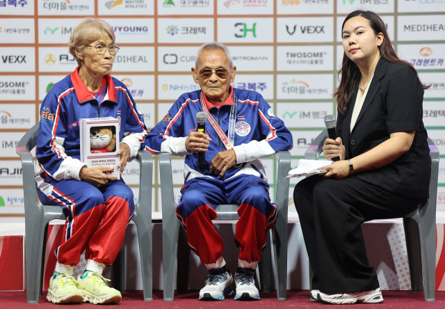 2026 대구세계마스터즈육상경기대회 최고령 참가자인 106세 태국인 사왕 잔프람(Sawang Janpram, 가운데) 씨가 29일 대구스타디움 광장에 마련된 시상식장에서 창던지기 부문 금메달을 목에 걸고 인터뷰하고 있다. 연합뉴스