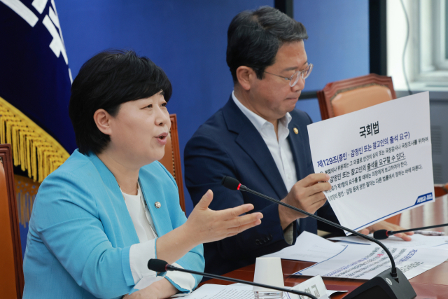 국회 법제사법위원장인 더불어민주당 서영교 의원과 여당 간사인 같은 당 김승원 의원이 30일 국회에서 조희대 대법원장이 법사위 현안질의 출석 요구에 대해 불출석 의견서를 제출한 것을 비롯해 사법부 현안과 관련해 기자회견하고 있다. 연합뉴스