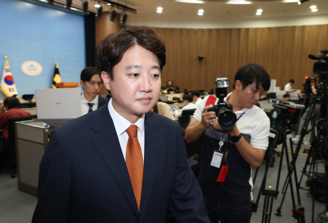 개혁신당 대표인 이준석 의원이 26일 국회 소통관에서 열린 기자회견에서 대표직 사퇴를 발표한 뒤 회견장을 떠나고 있다. 연합뉴스