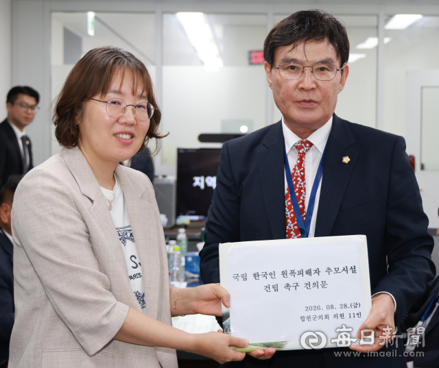 28일 신명기(오른쪽) 합천군의회 의장이 보건복지부 소속 지역필수공공의료실 실장에게 