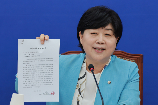 국회 법제사법위원장인 더불어민주당 서영교 의원이 30일 국회에서 조희대 대법원장이 법사위 현안질의 출석 요구에 대해 불출석 의견서를 제출한 것과 관련해 기자회견하고 있다. 연합뉴스