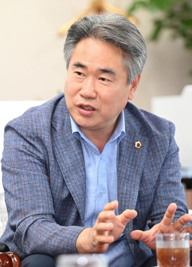 박 준 경남도의회 의장이 매일신문과의 특별 인터뷰에서 향후 2년 간의 의정 운영 방향에 대해 설명하고 있다.
