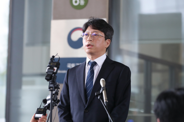 홍지선 국토교통부 장관 후보자가 31일 정부세종청사로 출근하며 취재진 질문에 답하고 있다. 2026.8.31. 국토부 제공
