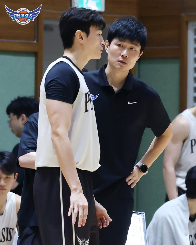프로농구 대구 한국가스공사 페가수스의 김국찬(왼쪽)과 강혁 감독(오른쪽). 대구 한국가스공사 페가수스 인스타그램 캡쳐