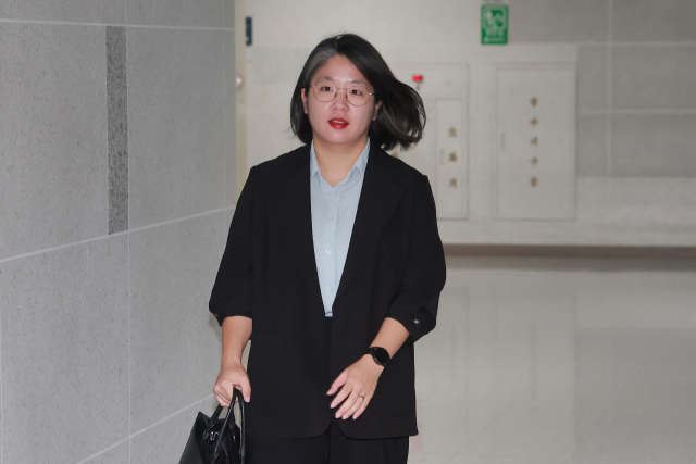성평등가족부 장관 후보자인 기본소득당 용혜인 원내대표가 31일 국회 의원회관 자신의 사무실로 출근하고 있다. 연합뉴스
