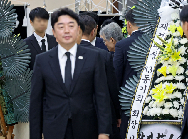 조희대 대법원장이 31일 경북 포항의 한 병원 장례식장에서 부친상 조문을 마친 강훈식 대통령 비서실장을 배웅하고 있다. 김영진 기자 kyjmaeil@imaeil.com