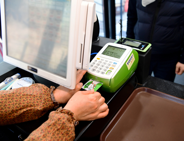 한 시민이 영주사랑상품권카드로 결재를 하고 있다. 영주시 제공