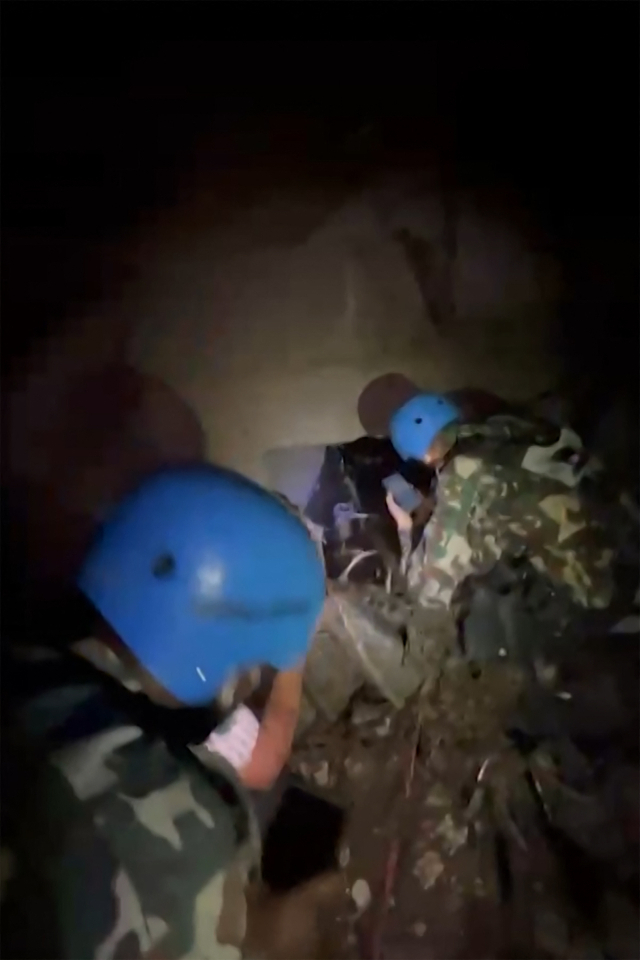 네팔 내무부가 31일(현지시간) 공개한 영상 갈무리. 네팔군 병사들이 라수와 랑탕 수력발전소 현장에 매몰된 것으로 추정되는 작업자들을 구조하기 위해 터널 안에서 작업하고 있다. AFP 연합뉴스