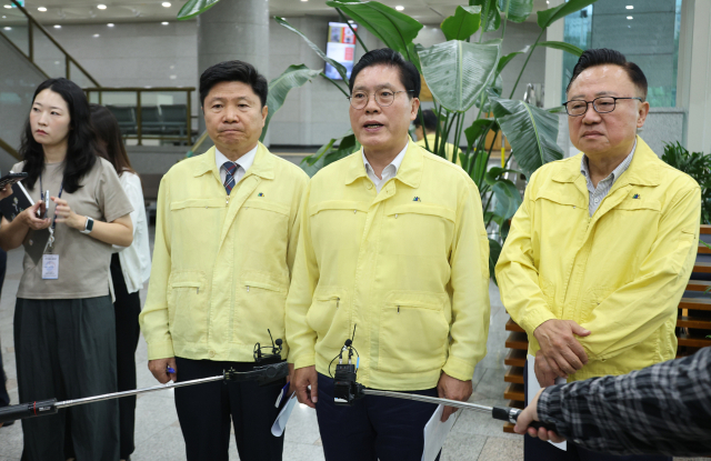 송석준 국회 외교통일위원장이 31일 서울 종로구 외교부 청사에서 열린 외교통일위원회 대상 네팔 대홍수 관련 브리핑 참석을 마친 뒤 기자들과 질의응답을 하고 있다. 왼쪽부터 외통위 더불어민주당 홍기원 간사, 송 위원장, 국민의힘 고동진 의원. 연합뉴스