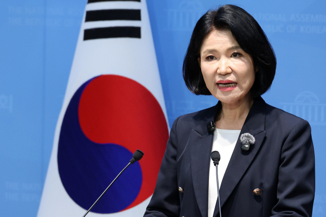 국민의힘 이진숙 의원이 31일 국회 소통관에서 민주당 주도로 본회의에서 통과된 제명 촉구 결의안에 대한 입장과 5·18 유공자 관련 법률 개정안 발의를 위한 기자회견을 하고 있다. 연합뉴스
