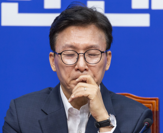 더불어민주당 김민석 대표가 31일 국회에서 열린 최고위원회의 도중 생각을 하고 있다. 연합뉴스