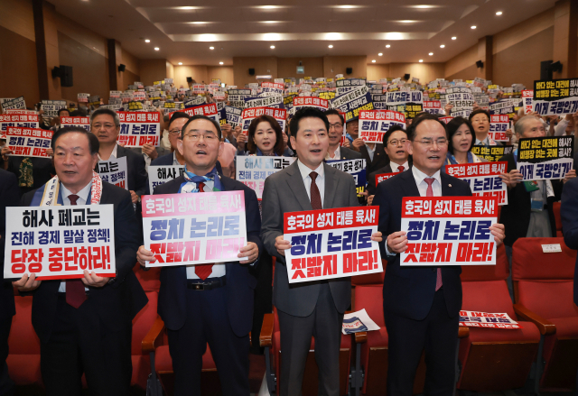 국민의힘 장동혁 대표가 31일 국회 의원회관에서 국민의힘 임종득 의원과 사관학교 폐교 저지 국민연대가 함께 연 발대식·결의대회에 참석해 구호를 외치고 있다. 연합뉴스