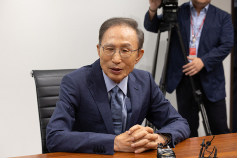 이명박, 정점식 원내대표 예방 받고… 